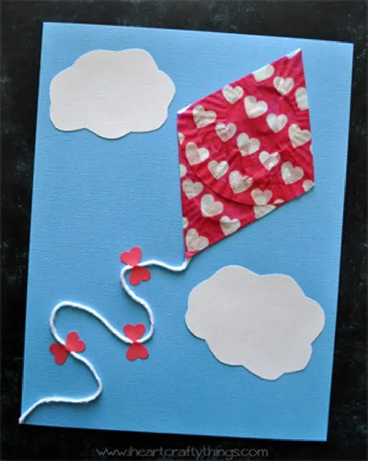cupcake liner kite - spring kid crafts- kid crafts - amorecraftylife.com #preschool #craftsforkids #crafts #kidscraft