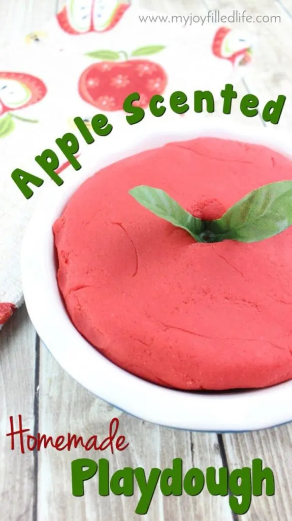 apple kid crafts- amorecraftylife.com - fall kid craft - craft for kids