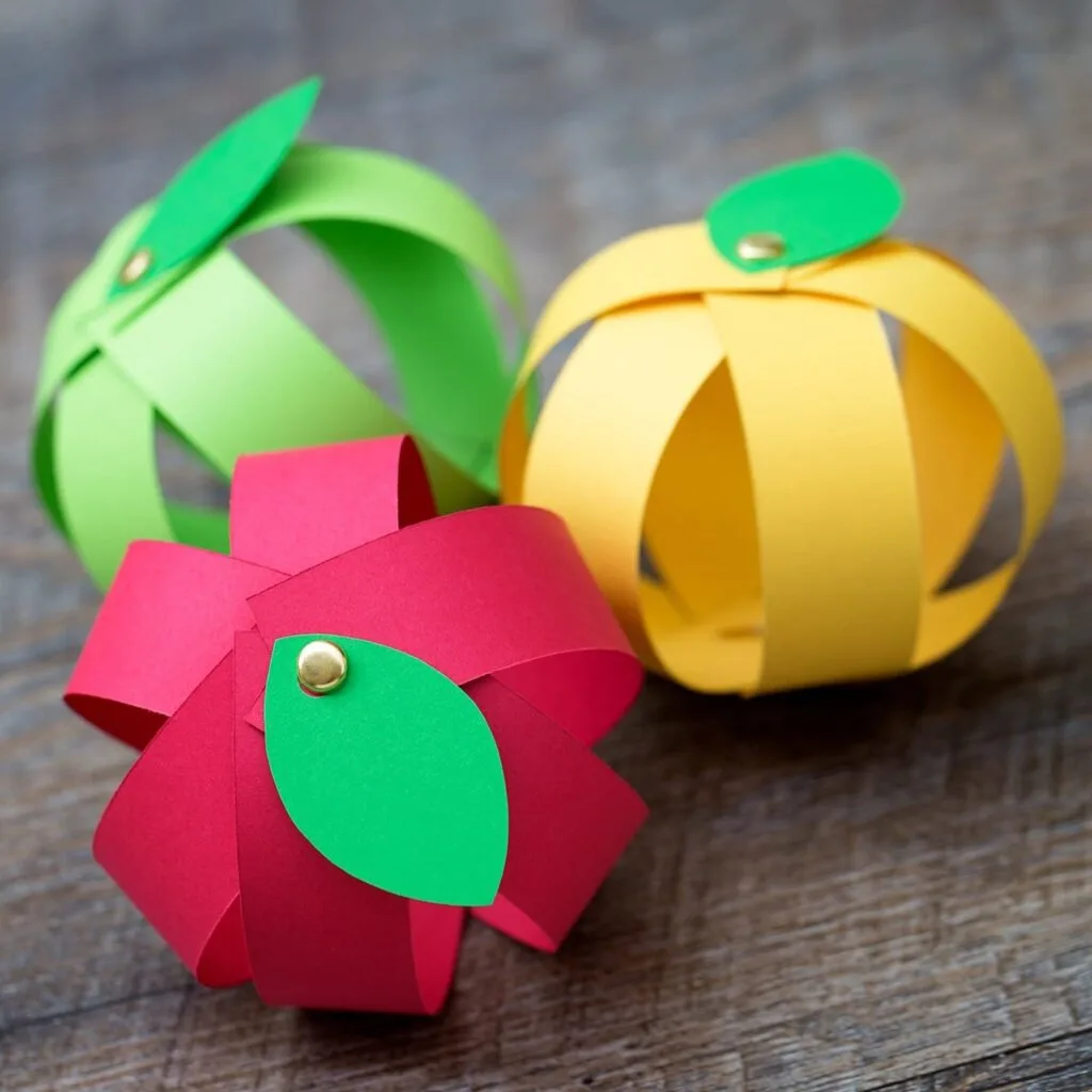 apple kid crafts- amorecraftylife.com - fall kid craft - craft for kids