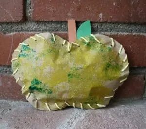 apple kid crafts- amorecraftylife.com - fall kid craft - craft for kids