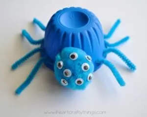 spider kid crafts- fall kid craft - halloween kid craft- crafts for kids - amorecraftylife.com #kidscraft #craftsforkids #preschool