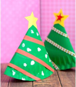 christmas tree kid crafts - christmas paper plate kid craft - arts and crafts activities - amorecraftylife.com #kidscraft #craftsforkids #preschool 