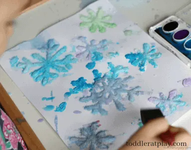 snowflake kid crafts - arts and crafts activities -winter kid craft- amorecraftylife.com #kidscraft #craftsforkids #winter #preschool