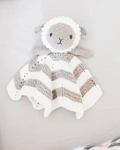 lamb crochet pattern- easter crochet pattern pdf - amigurumi amorecraftylife.com #crochet #crochetpattern