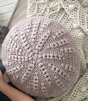 pillow crochet pattern -amorecraftylife.com #crochet #crochetpattern #diy