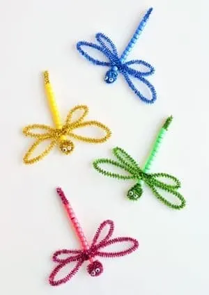 dragonfly Kid Crafts- amorecraftylife.com #kidscrafts #craftsforkids #preschool