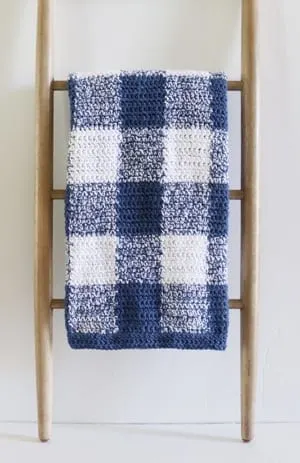 navy gingham baby blanket crochet pattern - amorecraftylife.com #baby #crochet #crochetpattern #freecrochetpattern