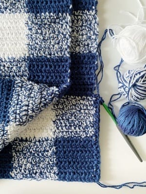 navy gingham baby blanket crochet pattern - amorecraftylife.com #baby #crochet #crochetpattern #freecrochetpattern