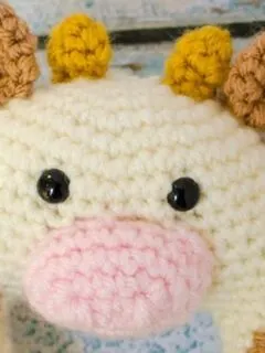 cow baby rattle crochet pattern - baby crochet pattern - free crochet pattern - amorecraftylife.com #crochet #crochetpattern #freecrochetpattern #baby