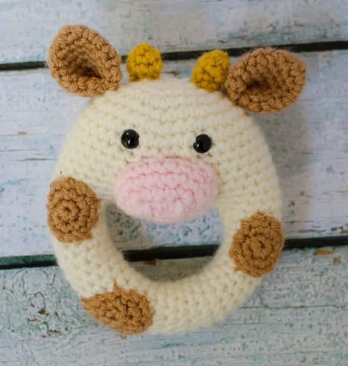 cow baby rattle crochet pattern - baby crochet pattern - free crochet pattern - amorecraftylife.com #crochet #crochetpattern #freecrochetpattern #baby