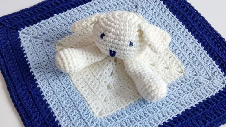 puppy baby Free lovey blanket crochet pattern - amorecraftylife.com #baby #crochet #crochetpattern #freecrochetpattern