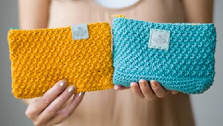 zippered pouch crochet pattern - clutch crochet pattern - amorecraftylife.com #crochet #crochetpattern #freecrochetpattern