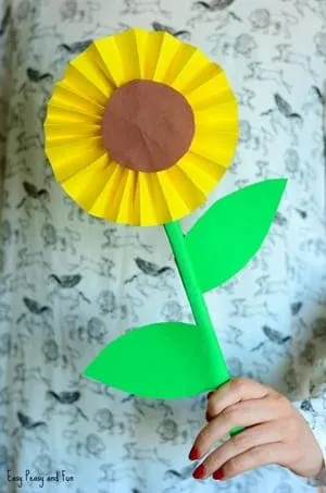 sunflower kid craft - amorecraftylife.com #kidscrafts #craftsforkids #preschool