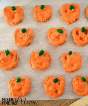 easy party treats- halloween fall snacks - school parties - recipes for kids - amorecraftylife.com #kidsactivities #halloween #preschool