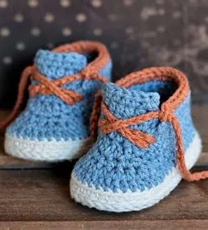 baby boots crochet patterns - baby shoes crochet pattern- baby booties- amorecraftylife.com #crochet #crochetpattern #diy #baby #babycrochet