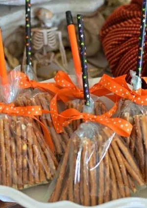 easy party treats- halloween fall snacks - school parties - recipes for kids - amorecraftylife.com #kidsactivities #halloween #preschool
