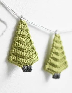 crochet Christmas patterns - winter - home decor- amorecraftylife.com #crochet #crochetpattern #diy #christmas