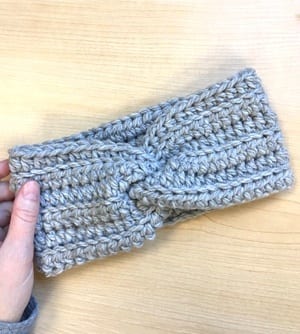 headband crochet pattern- ear warmer crochet pattern pdf - amorecraftylife.com #crochet #crochetpattern