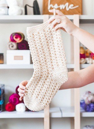 crochet Christmas patterns - winter - home decor- amorecraftylife.com #crochet #freecrochetpattern #crochetpattern #diy #christmas