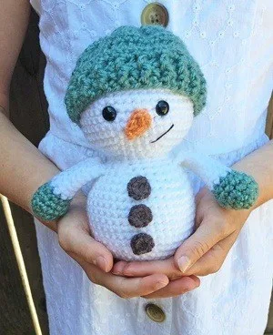 crochet Christmas patterns - winter - home decor- amorecraftylife.com #crochet #crochetpattern #diy  #christmas