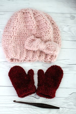 free bulky crochet hat patterns - winter hat - beanie crochet pattern - amorecraftylife.com #hat #crochet #crochetpattern