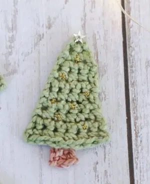 free crochet Christmas patterns - winter - home decor- amorecraftylife.com #crochet #crochetpattern #diy #christmas