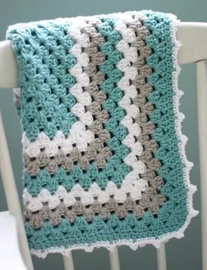 easy baby blanket crochet pattern - quick baby blanket - amorecraftylife.com #baby #crochet #crochetpattern #freecrochetpattern