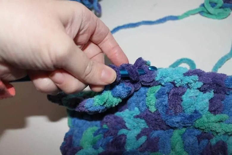 free easy baby blanket crochet pattern -crochet baby blanket pattern -amorecraftylife.com #crochet #crochetpattern #freecrochetpattern