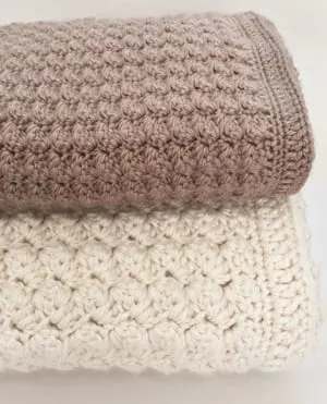 easy baby blanket crochet pattern - quick baby blanket - amorecraftylife.com #baby #crochet #crochetpattern #freecrochetpattern