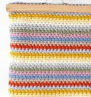 easy baby blanket crochet pattern - quick baby blanket - amorecraftylife.com #baby #crochet #crochetpattern #freecrochetpattern