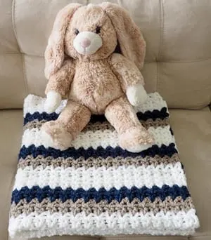 easy baby blanket crochet pattern - quick baby blanket - amorecraftylife.com #baby #crochet #crochetpattern #freecrochetpattern