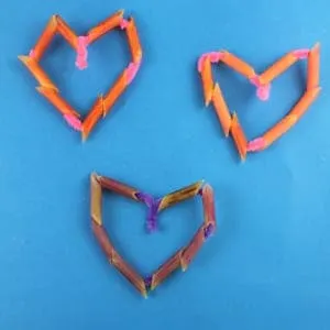 pasta heart craft for kids - heart crafts -arts and crafts activities -valentines day kid craft- amorecraftylife.com #kidscraft #craftsforkids #valentinesday #preschoo