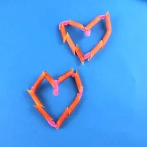 pasta heart craft for kids - heart crafts -arts and crafts activities -valentines day kid craft- amorecraftylife.com #kidscraft #craftsforkids #valentinesday #preschoo