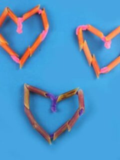 pasta heart craft for kids - heart crafts -arts and crafts activities -valentines day kid craft- amorecraftylife.com #kidscraft #craftsforkids #valentinesday #preschoo