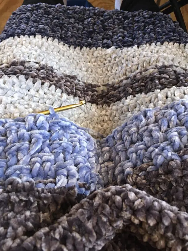 free textured velvet blanket crochet pattern - crochet throw pattern- crochet blanket pattern -amorecraftylife.com #crochet #crochetpattern #freecrochetpattern