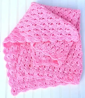 easy baby blanket crochet pattern - quick baby blanket - amorecraftylife.com #baby #crochet #crochetpattern #freecrochetpattern