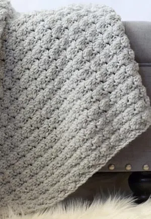 easy baby blanket crochet pattern - quick baby blanket - amorecraftylife.com #baby #crochet #crochetpattern #freecrochetpattern