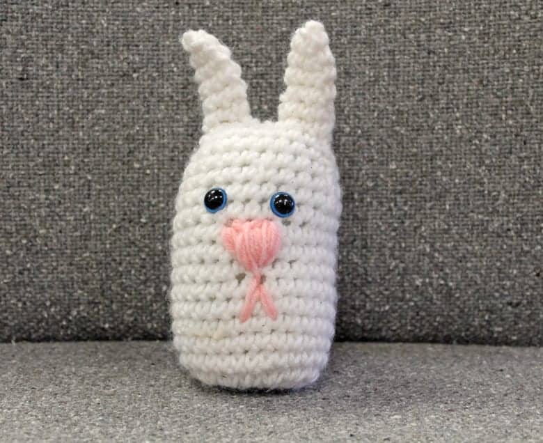 simple crochet bunny pattern- free crochet pattern - Easter - amigurumi amorecraftylife.com #crochet #crochetpattern #freecrochetpattern