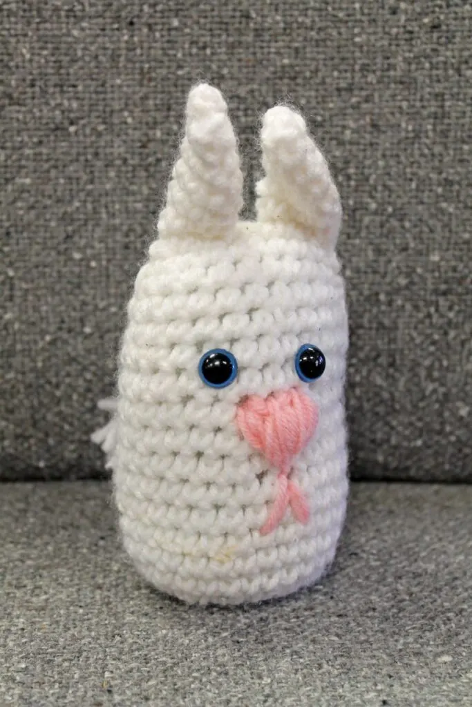 simple crochet bunny pattern- free crochet pattern - Easter - amigurumi amorecraftylife.com #crochet #crochetpattern #freecrochetpattern