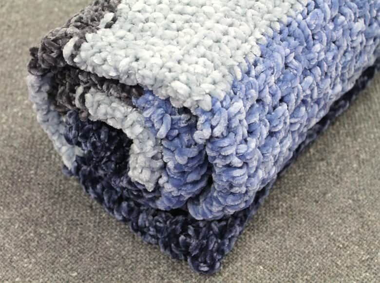 free textured velvet blanket crochet pattern - crochet throw pattern- crochet blanket pattern -amorecraftylife.com #crochet #crochetpattern #freecrochetpattern