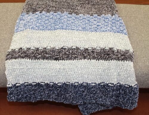 free textured velvet blanket crochet pattern - crochet throw pattern- crochet blanket pattern -amorecraftylife.com #crochet #crochetpattern #freecrochetpattern