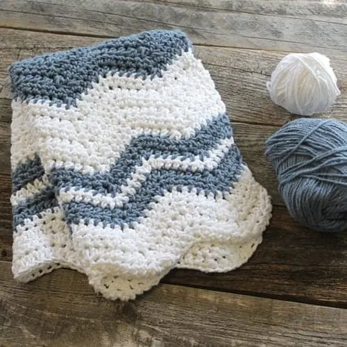 free blue wave crochet dishtowel crochet pattern -amorecraftylife.com #crochet #crochetpattern #diy #freecrochetpattern