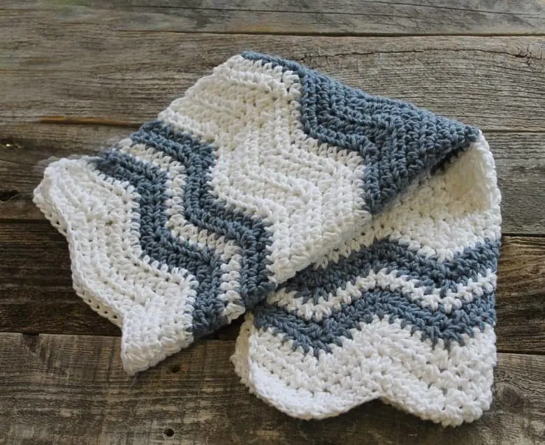 free blue wave crochet dishtowel kitchen crochet pattern -amorecraftylife.com #crochet #crochetpattern #diy #freecrochetpattern