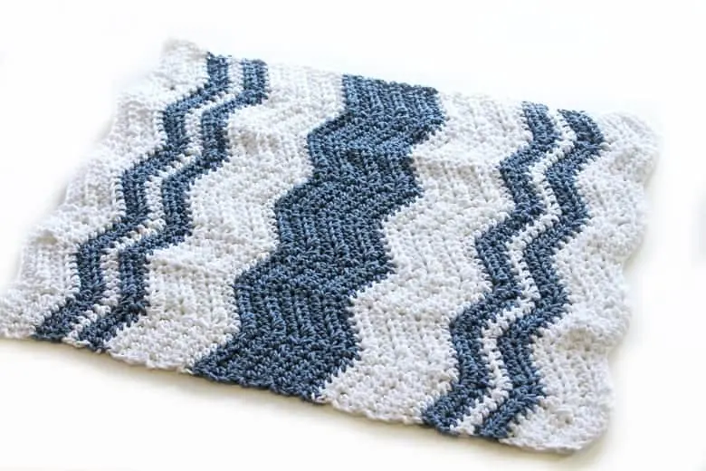 free blue wave crochet dishtowel crochet pattern -amorecraftylife.com #crochet #crochetpattern #diy #freecrochetpattern