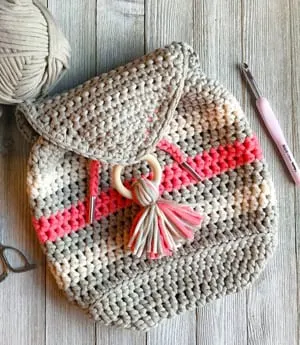 crochet backpack pattern - purse crochet pattern - handbag crochet pattern - amorecraftylife.com #bag #crochet #crochetpattern