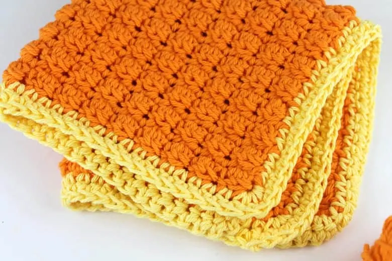 free even berry crochet dish cloth crochet pattern -amorecraftylife.com #crochet #crochetpattern #diy #freecrochetpattern