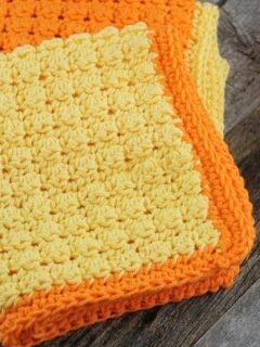 free even berry crochet dish cloth crochet pattern -amorecraftylife.com #crochet #crochetpattern #diy #freecrochetpattern