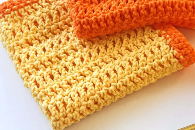 free herringbone double crochet dish cloth crochet pattern -amorecraftylife.com #crochet #crochetpattern #diy #freecrochetpattern