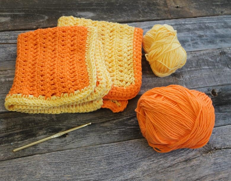 free herringbone double crochet dish cloth crochet pattern -amorecraftylife.com #crochet #crochetpattern #diy #freecrochetpattern