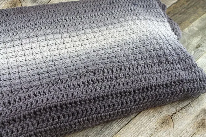 free ombre textured throw blanket crochet pattern - crochet throw pattern- crochet blanket pattern -amorecraftylife.com #crochet #crochetpattern #freecrochetpattern